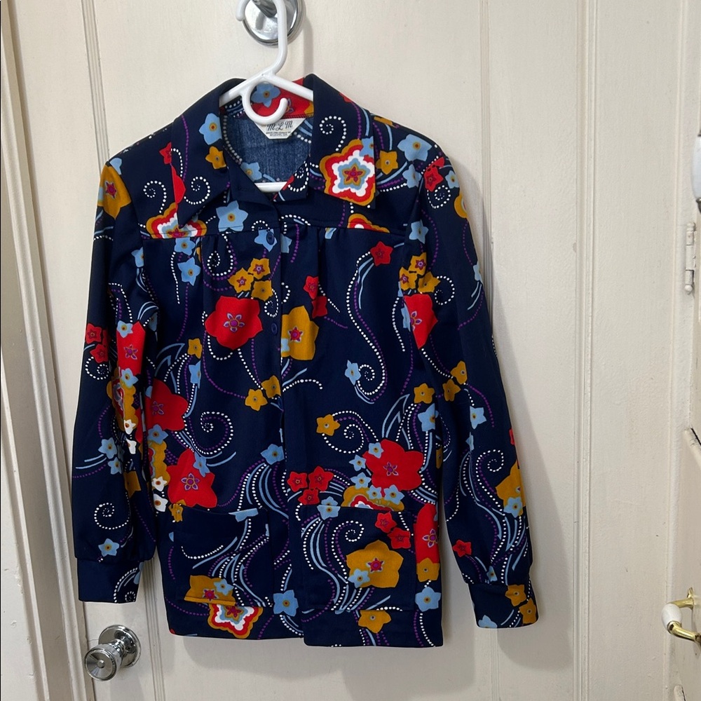 Vibrant vintage 1970’s flower shirt with pockets